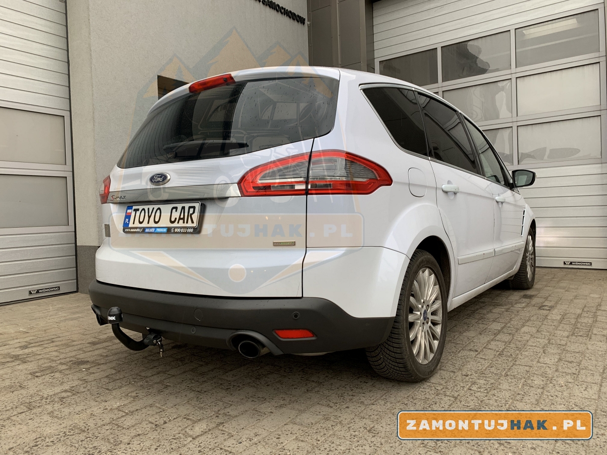 Zdjęcie przestawia Forda S-Maxa z zamontowanym hakiem wypinanym pionowo Brink, zdjęcie zostało zrobione od tyłu z prawej strony